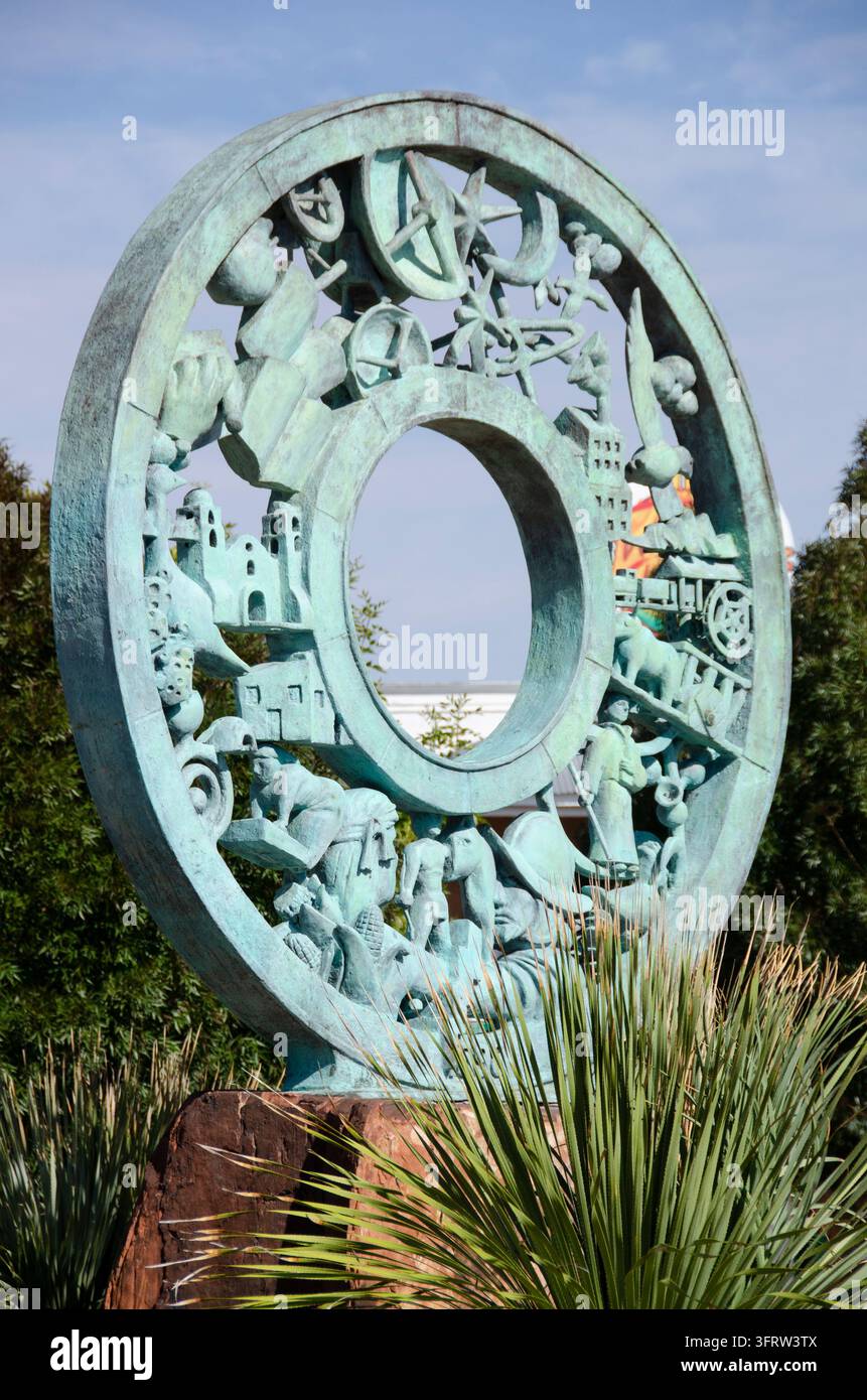 Socorro, New Mexico / USA - 17 ottobre 2015: La scultura Socorro Wheel of History si trova a un isolato a nord della piazza storica di Socorro, New M Foto Stock