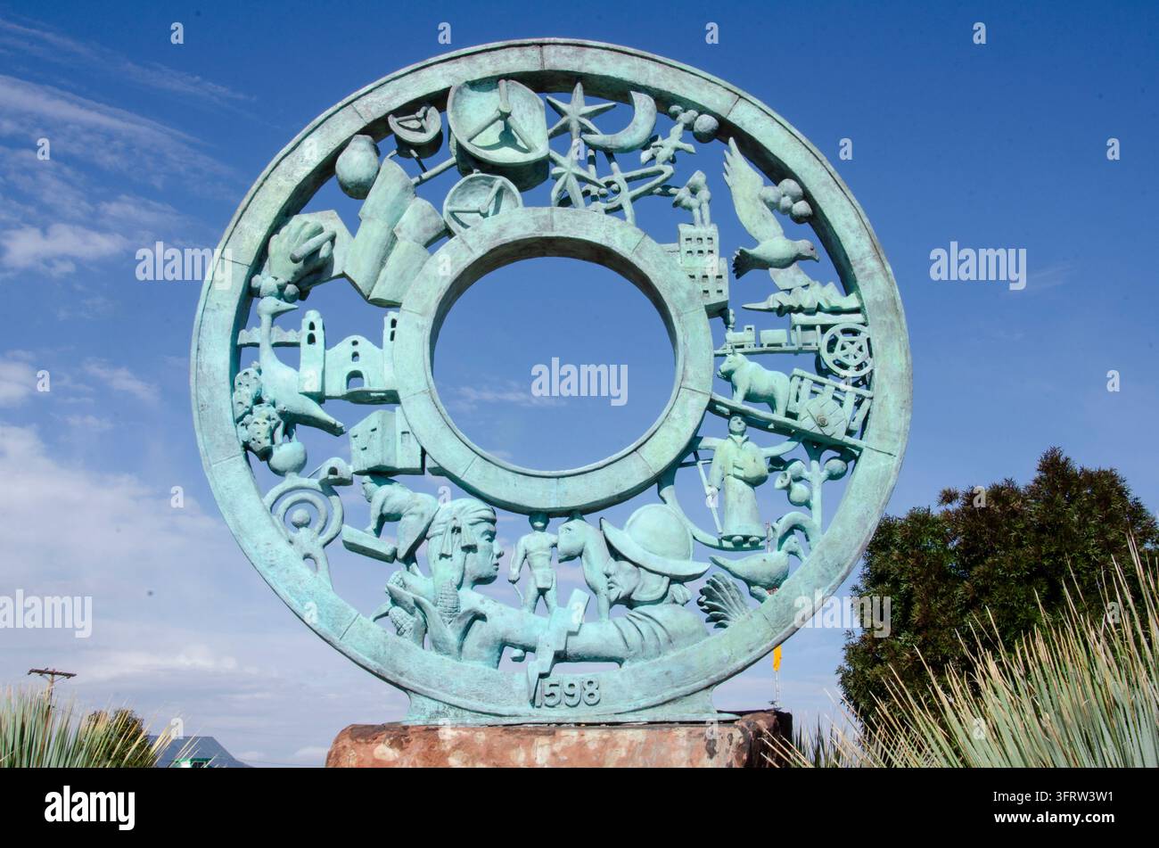 Socorro, New Mexico / USA - 17 ottobre 2015: La scultura Socorro Wheel of History si trova a un isolato a nord della piazza storica di Socorro, New M Foto Stock