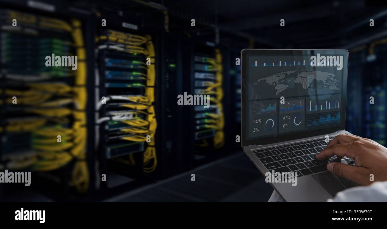 Uomo o tecnico che utilizza un laptop con dashboard analitico in una sala server, monitorando le prestazioni dei server, i sistemi di rete e l'infrastruttura IT Foto Stock
