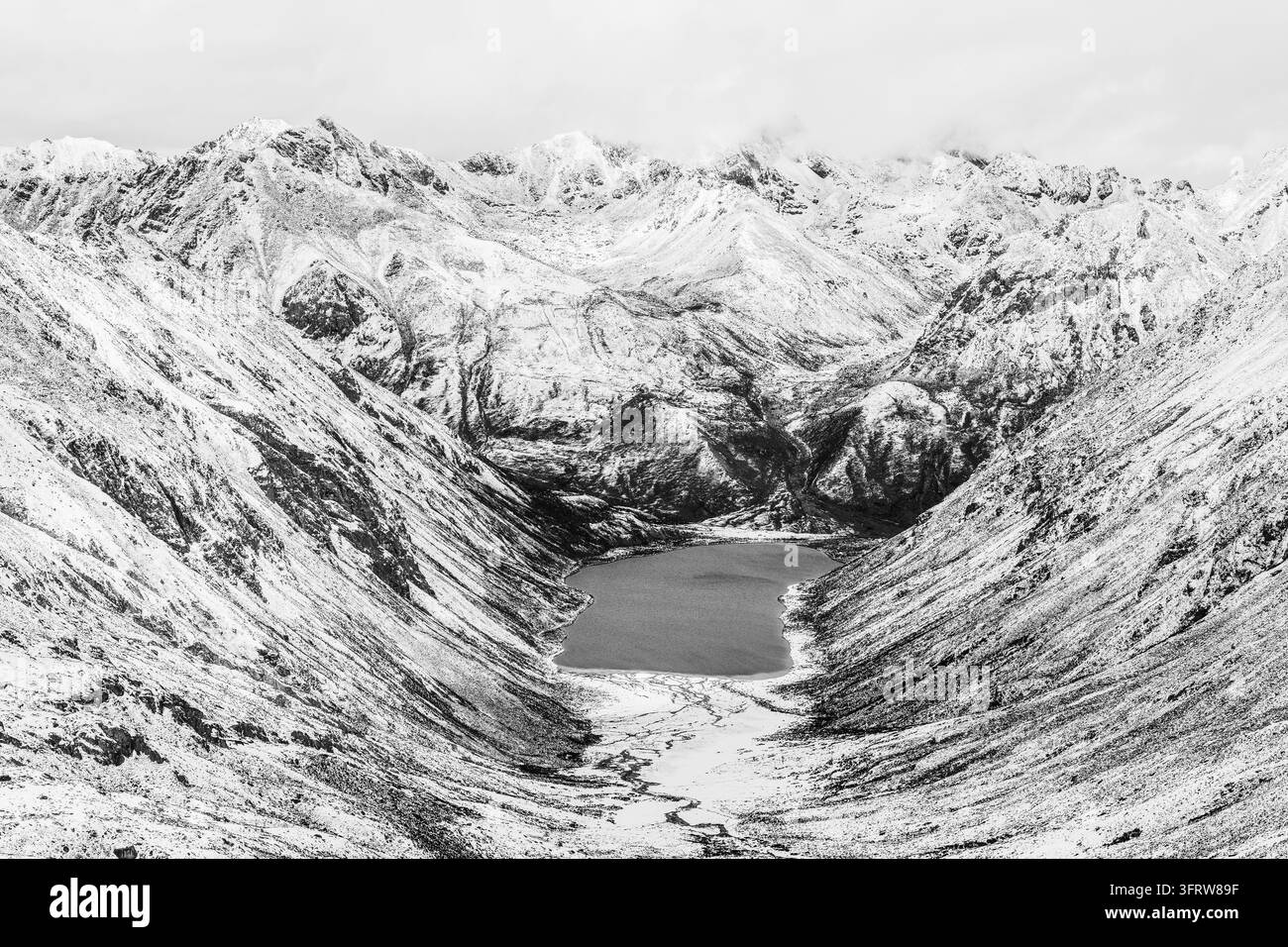 Lago sacro Lhamo La-tso circondato da montagne innevate, contea di Gyaca, Shannan, Tibet, Cina. Foto Stock