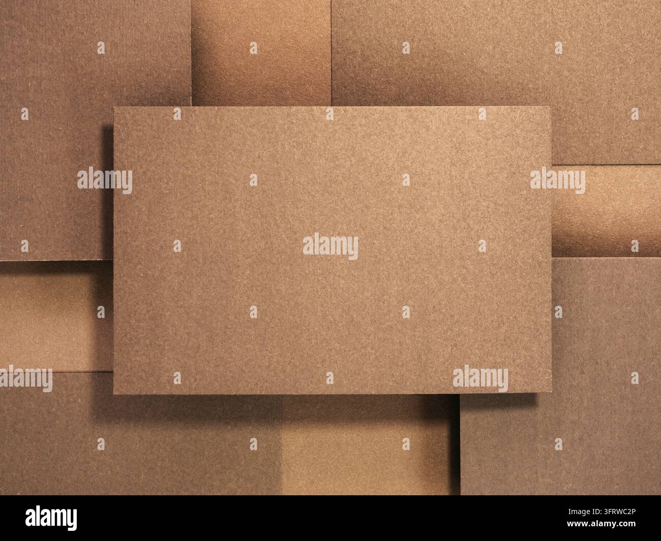 Carta kraft riciclata a strati con cartoncino centrale bianco crea un mockup di branding sostenibile per la presentazione del logo, concetti di packaging ecologici e pr Foto Stock