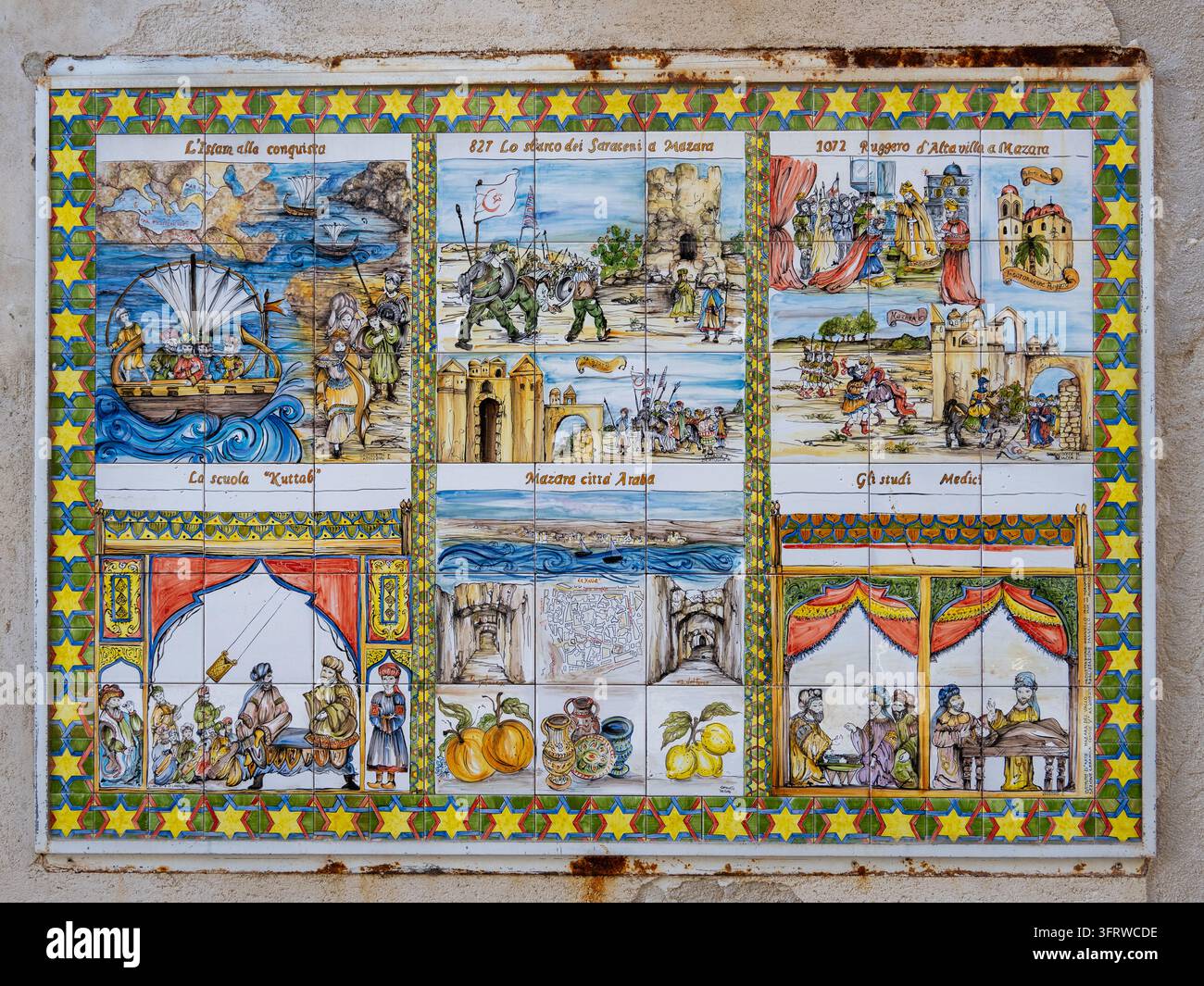 Mazara del Vallo, Italia - 17 gen 26: Affresco in piastrelle ceramiche colorate che illustra la conquista spagnola, il dominio arabo, l'arrivo dei Normanni e la storia culturale di Foto Stock