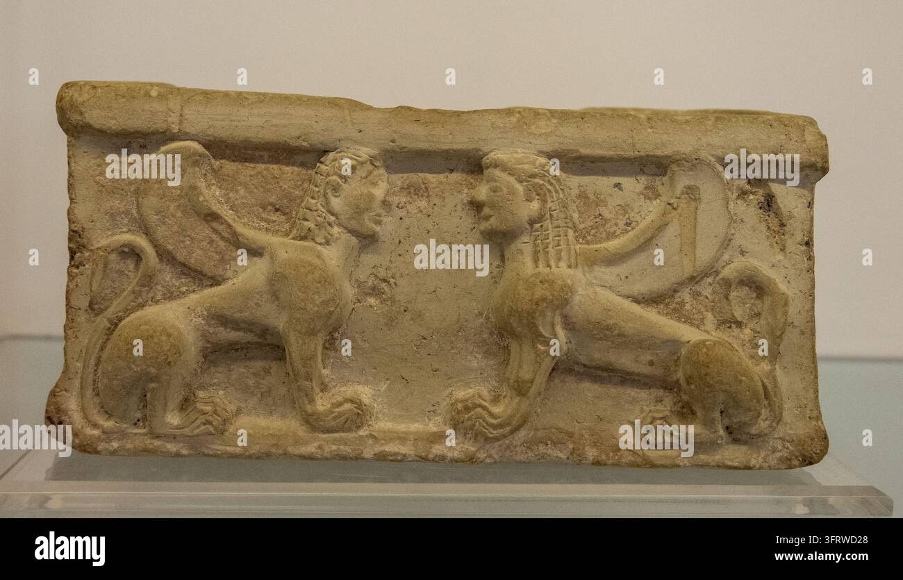 Agrigento, Italia - 17 gen 26: Rilievo in pietra scolpito che raffigura due creature mitiche alate, esposto al Museo Archeologico Pietro Griffo ad Agrig Foto Stock