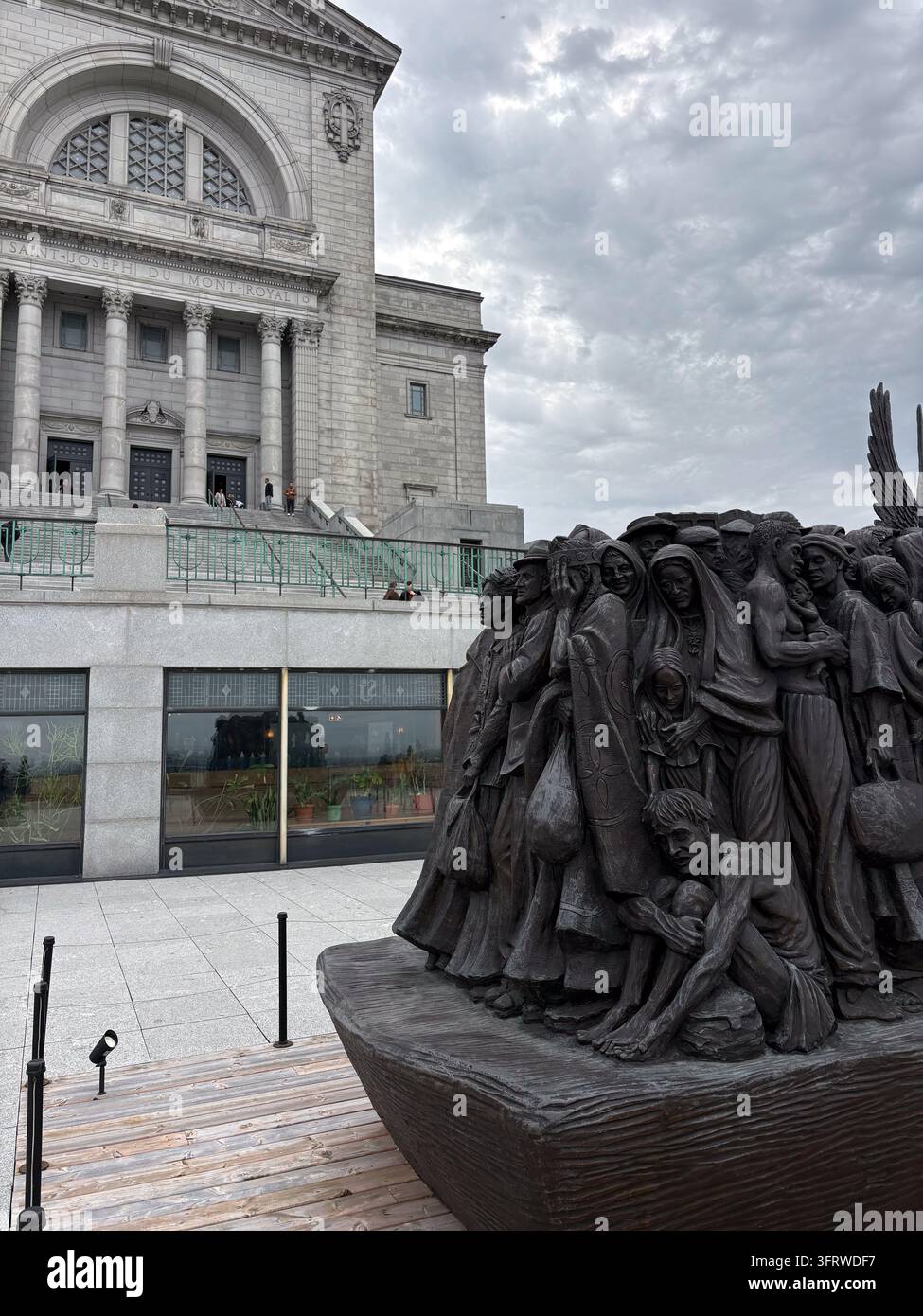 Angels Unawares (Anges inconscients) scultura in bronzo creata da Timothy Schmalz nel 2019, situata a Montreal, Canada. Foto Stock