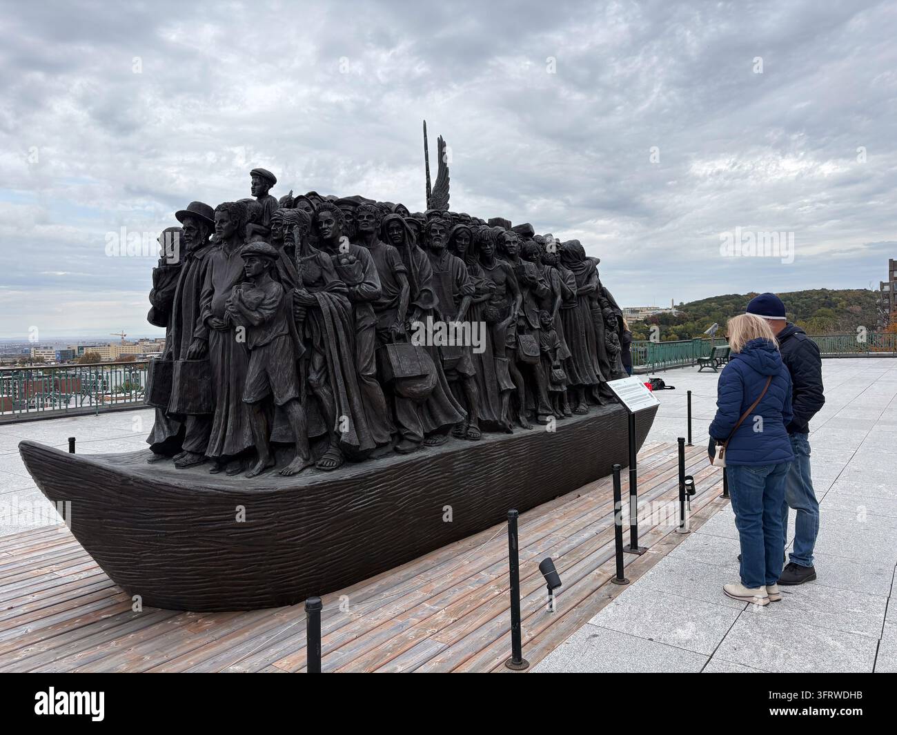 Visitatori che osservano la scultura in bronzo Angels Unawares (Anges inconscients) creata da Timothy Schmalz nel 2019, situata a Montréal, Canada. Foto Stock