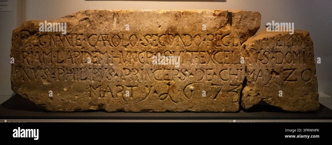 Città di Lussemburgo, Lussemburgo - 11 gen 26: Grande lastra di pietra erosa con un'iscrizione storica incisa e la data esposta all'interno del museo di Fort Thüngen i Foto Stock