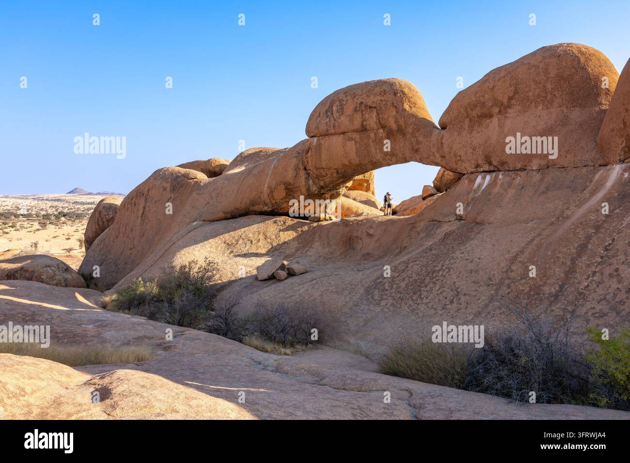 Spitzkoppe, un gruppo di picchi di granito calvi e inselberg tra Usakos e Swakopmund nel deserto di Namib in Namibia. Foto Stock