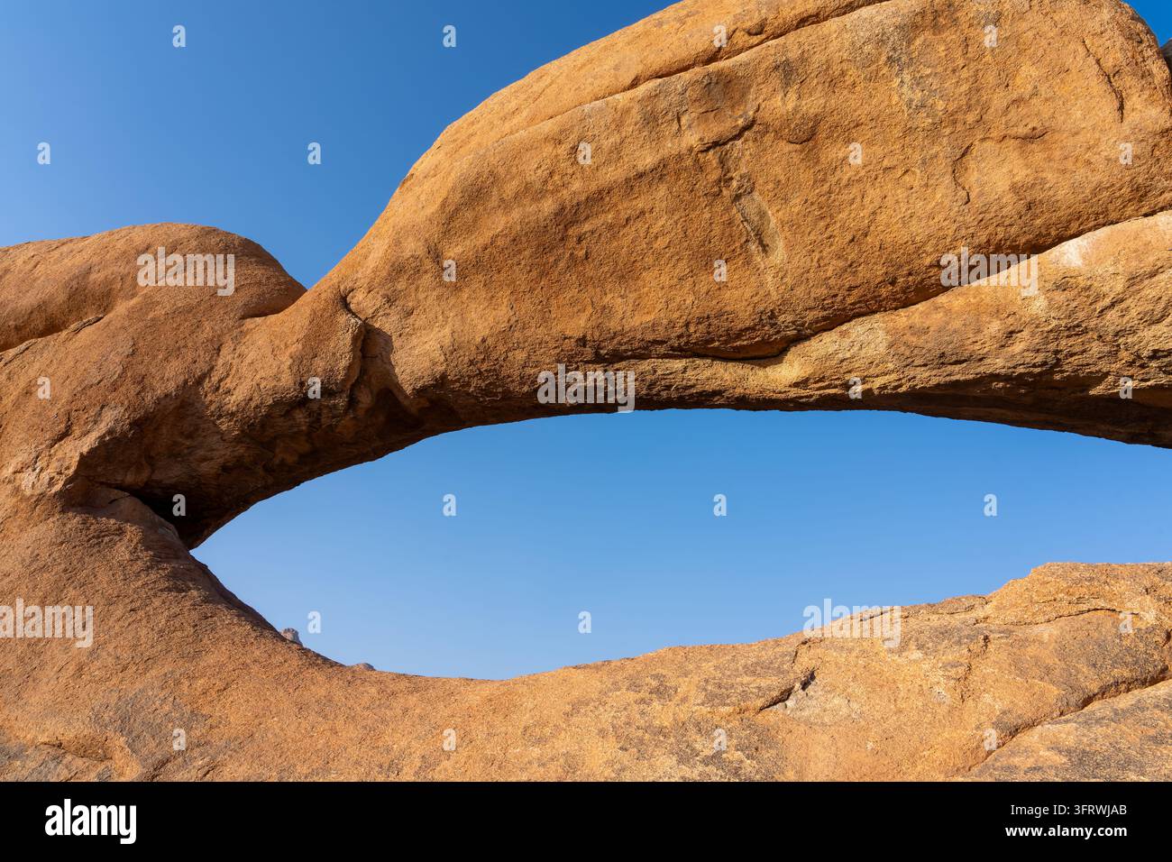 Arco di roccia in granito a Spitzkoppe, un gruppo di inselberg di granito glabri tra Usakos e Swakopmund nel deserto del Namib in Namibia. Foto Stock