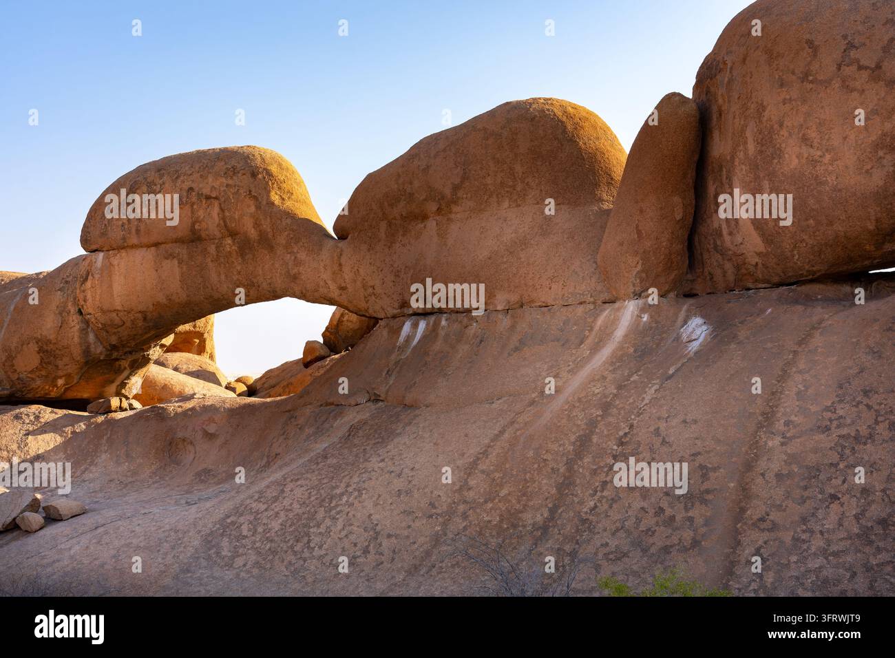 Rocce di granito arrotondate e calve formano un paesaggio di inselberg a Spitzkoppe, tra Usakos e Swakopmund nel deserto del Namib in Namibia. Foto Stock
