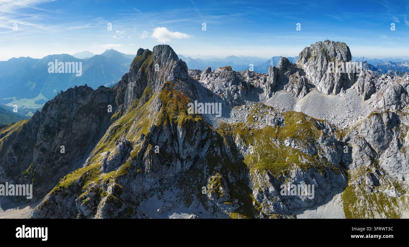 Vista panoramica della cima montuosa Hochturm nella regione di Hochschwab, Stiria, Austria. Scogliere rocciose ripide coperte di alberi decidui in vivaci colori autunnali. W Foto Stock