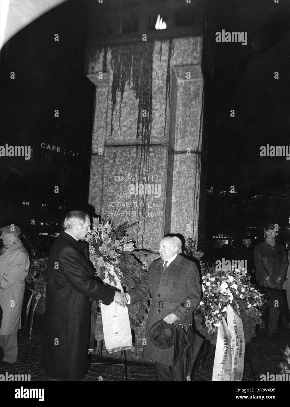 Georg Kronawitter con Simon Snopkowski, presidente dell'Associazione Statale delle Comunità Ebraiche, alla cerimonia di deposizione della corona al nuovo memoriale per le vittime della tirannia nazista in Piazza delle Vittime del Nazionalsocialismo. [traduzione automatizzata] Foto Stock