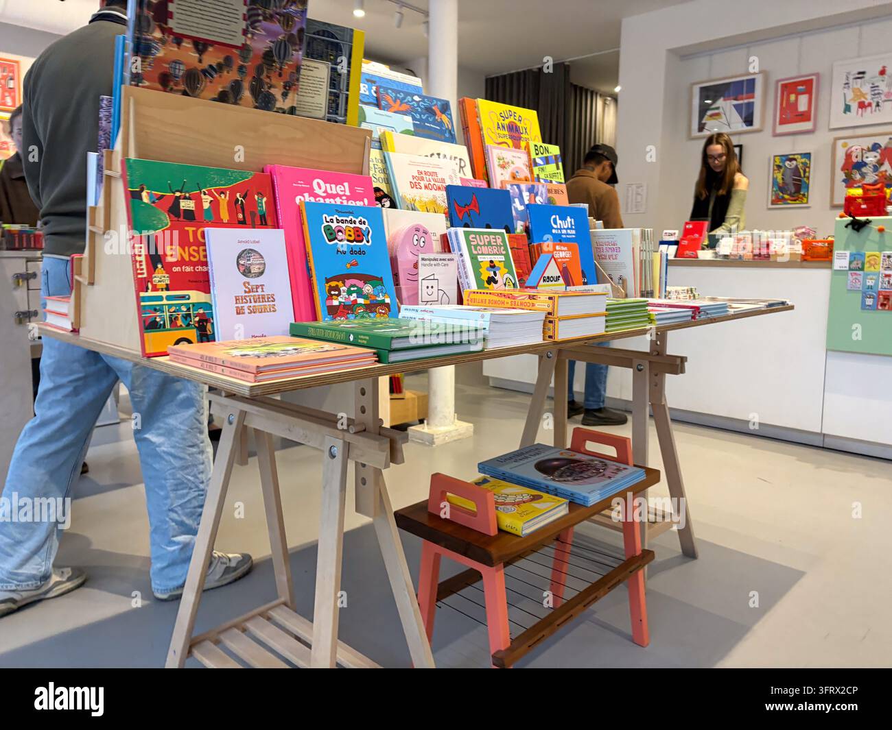 Interno di Paperole a Montréal, una galleria negozio ed editore che propone illustrazioni contemporanee, arte grafica e cartoleria. Foto Stock