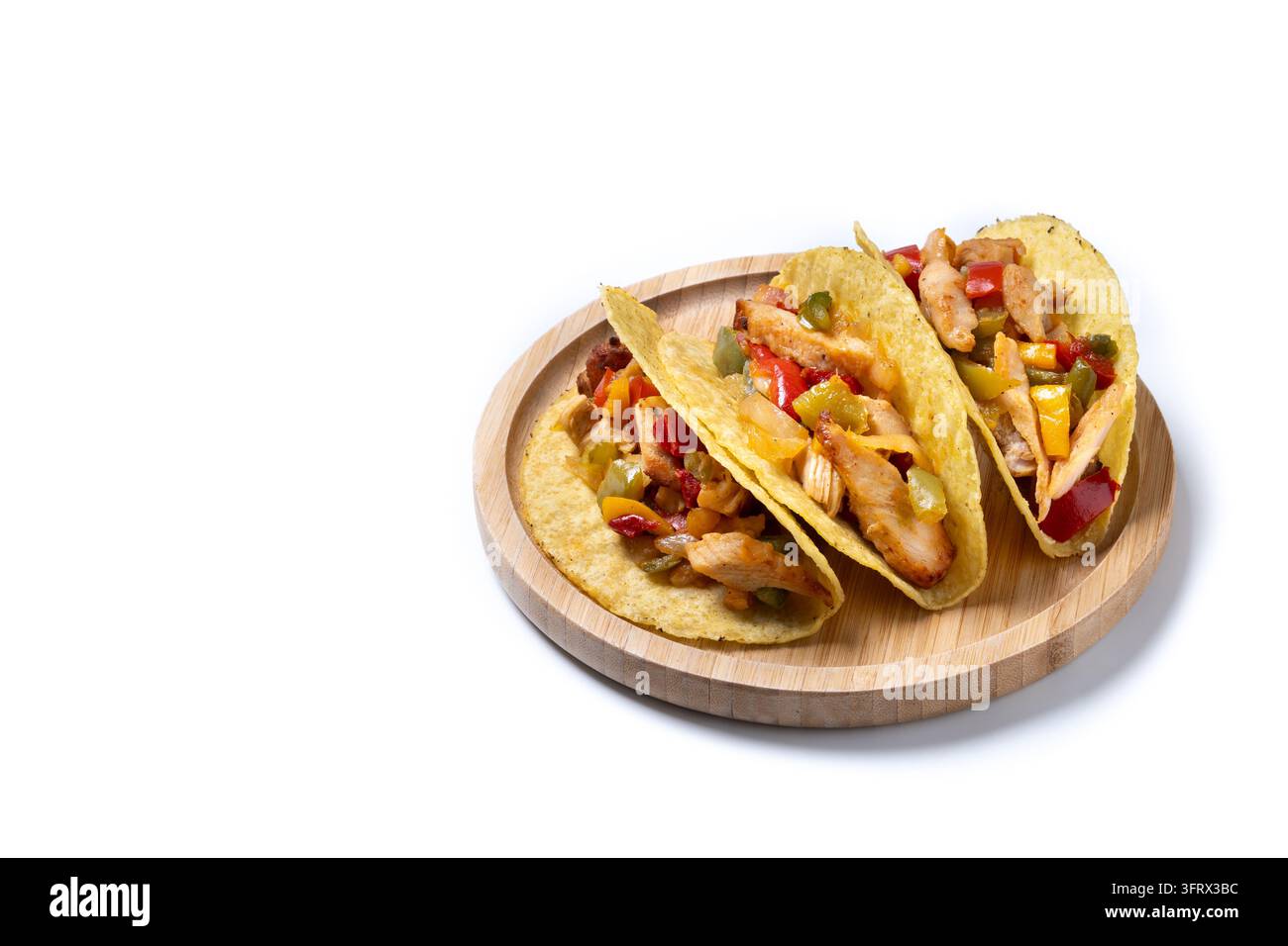Tacos messicani di pollo croccanti con verdure colorate su sfondo bianco Foto Stock