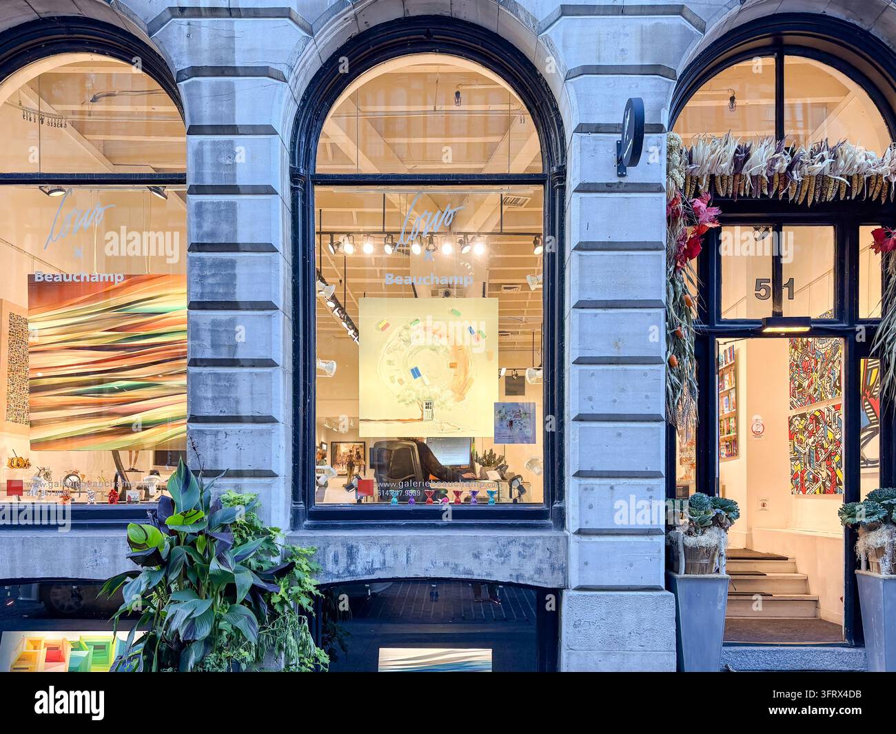 La Saint Paul Street (Rue Saint-Paul) a Montreal presenta architettura vittoriana in pietra grigia, gallerie d'arte e facciate di negozi storici. Foto Stock