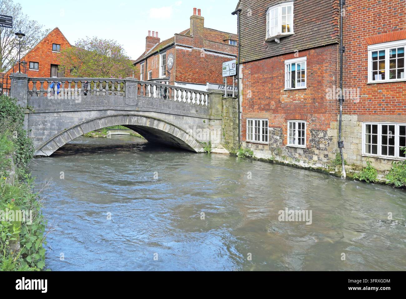 Fiume itchen passando attraverso winchester hampshire Foto Stock