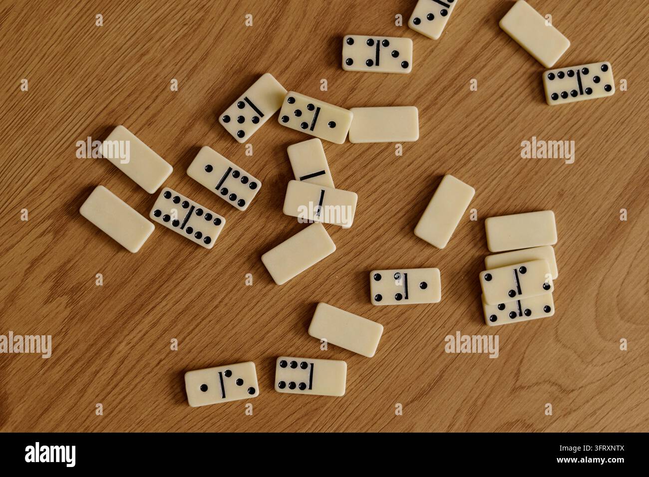 Piastrelle di domino sparse sul tavolo per il club di giochi da tavolo per anziani Foto Stock