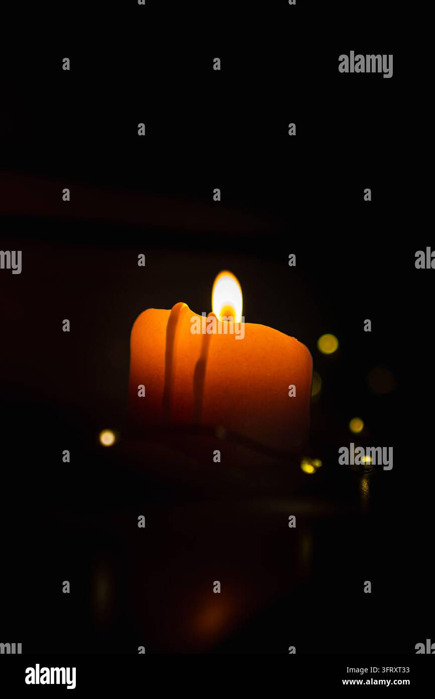 Candela di cera bruciante per la memoria di Ognissanti e Commemorazione dei Defunti con spazio di copia verticale. Foto Stock