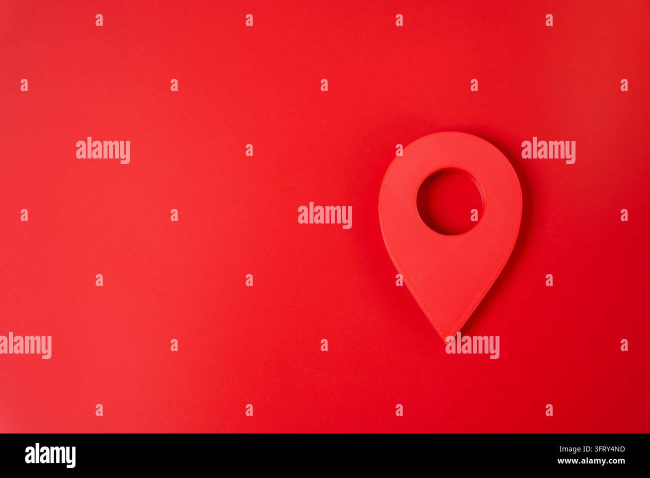 Punto di localizzazione rosso su sfondo rosso. Mappatura, navigazione e posizionamento geografico identificano un luogo specifico. Luogo e dintorni minimalisti c Foto Stock