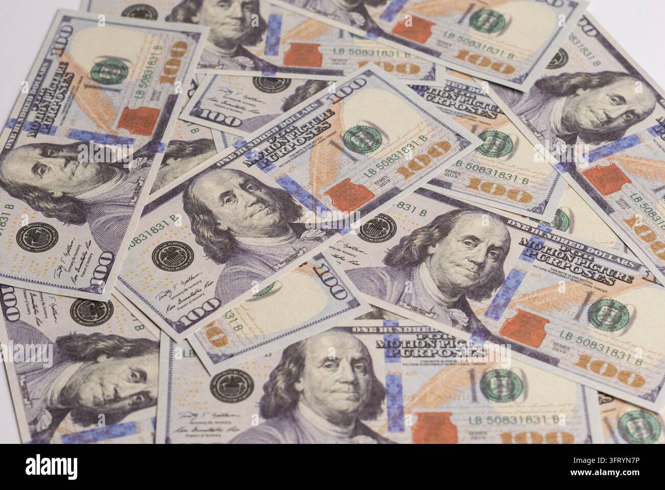 Banconote da un dollaro oggetto isolato. Metodo di pagamento facile in futuro utilizzando le carte. Foto Stock