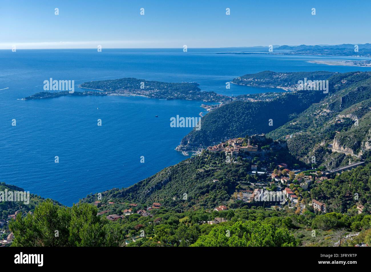 Vista panoramica della costa mediterranea dal Forte di Revère, con vedute del villaggio collinare di Eze, della baia di Beaulieu e del porto di Villefranche-sur-Mer Foto Stock