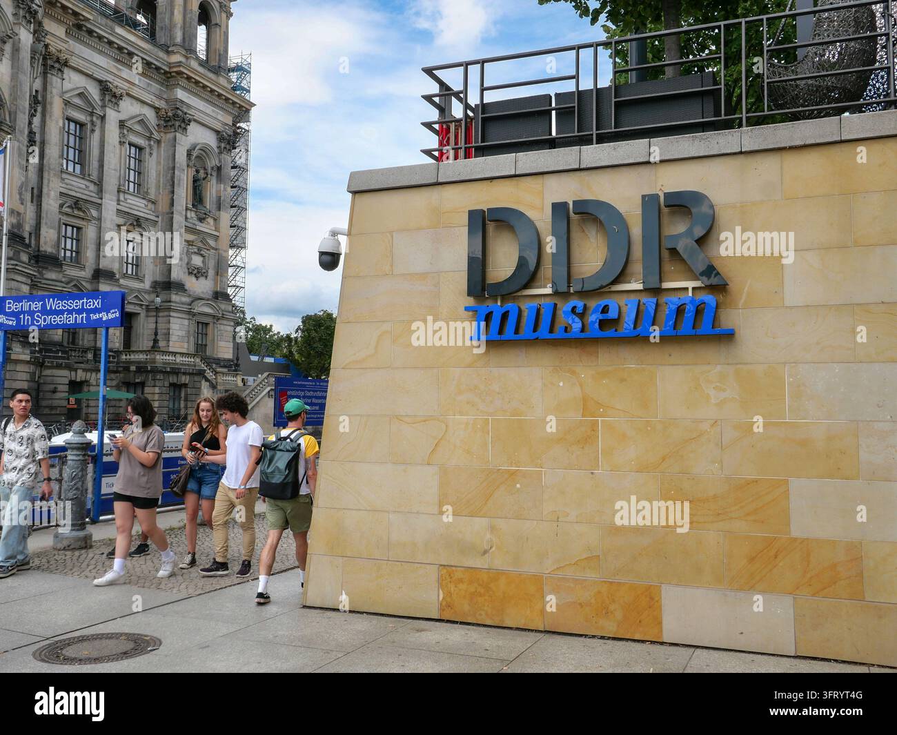 Germania, Berlino: Il distretto di Mitte nel centro città. Il museo DDR, aperto nel 2006, è interamente dedicato alla vita quotidiana e alla cultura nella Ge Foto Stock