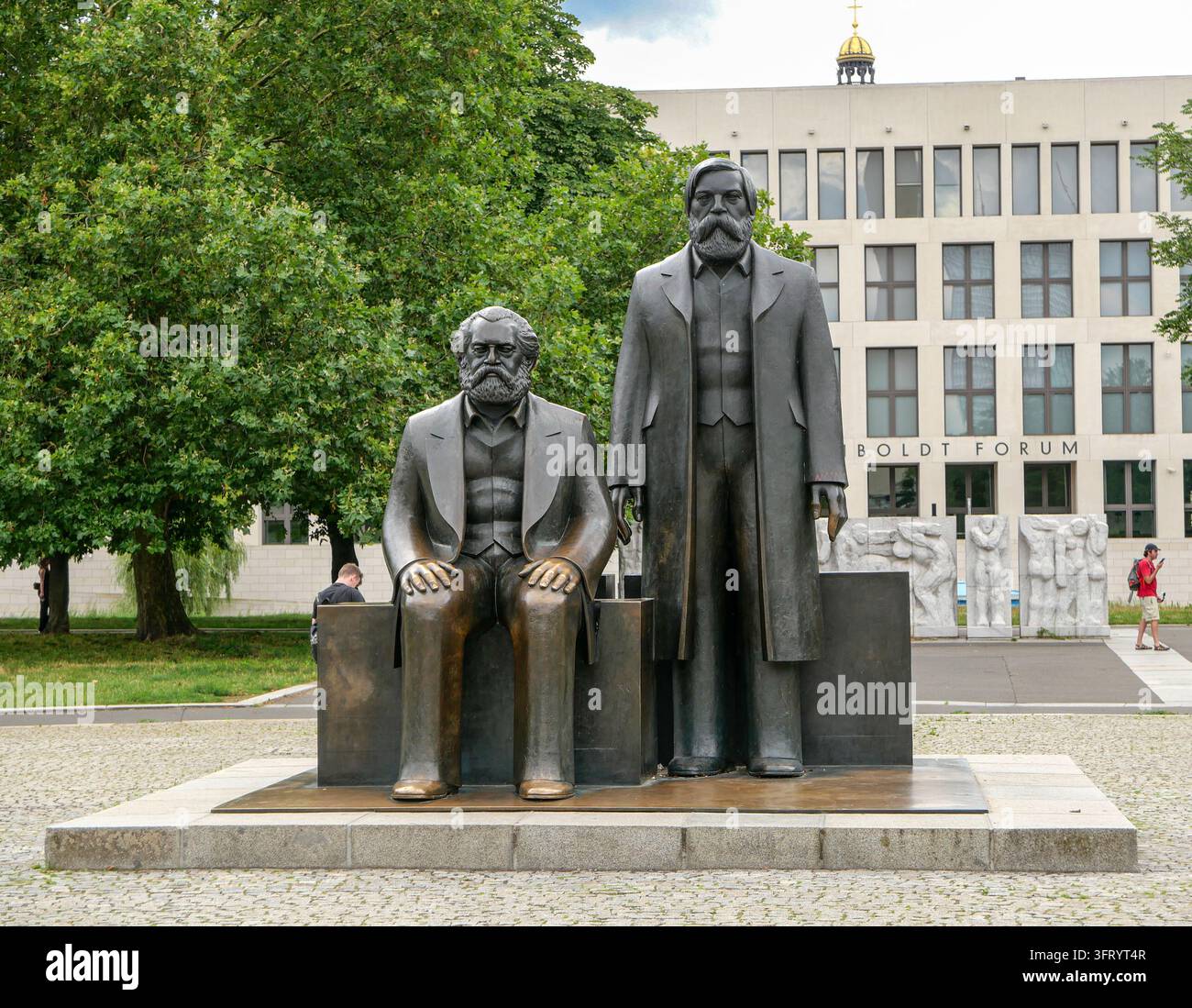 Germania, Berlino: monumento a Marx e Engels, situato nel Marx-Engels-Forum, un parco nel quartiere centrale di Mitte. Il parco è stato creato per ordine di Foto Stock