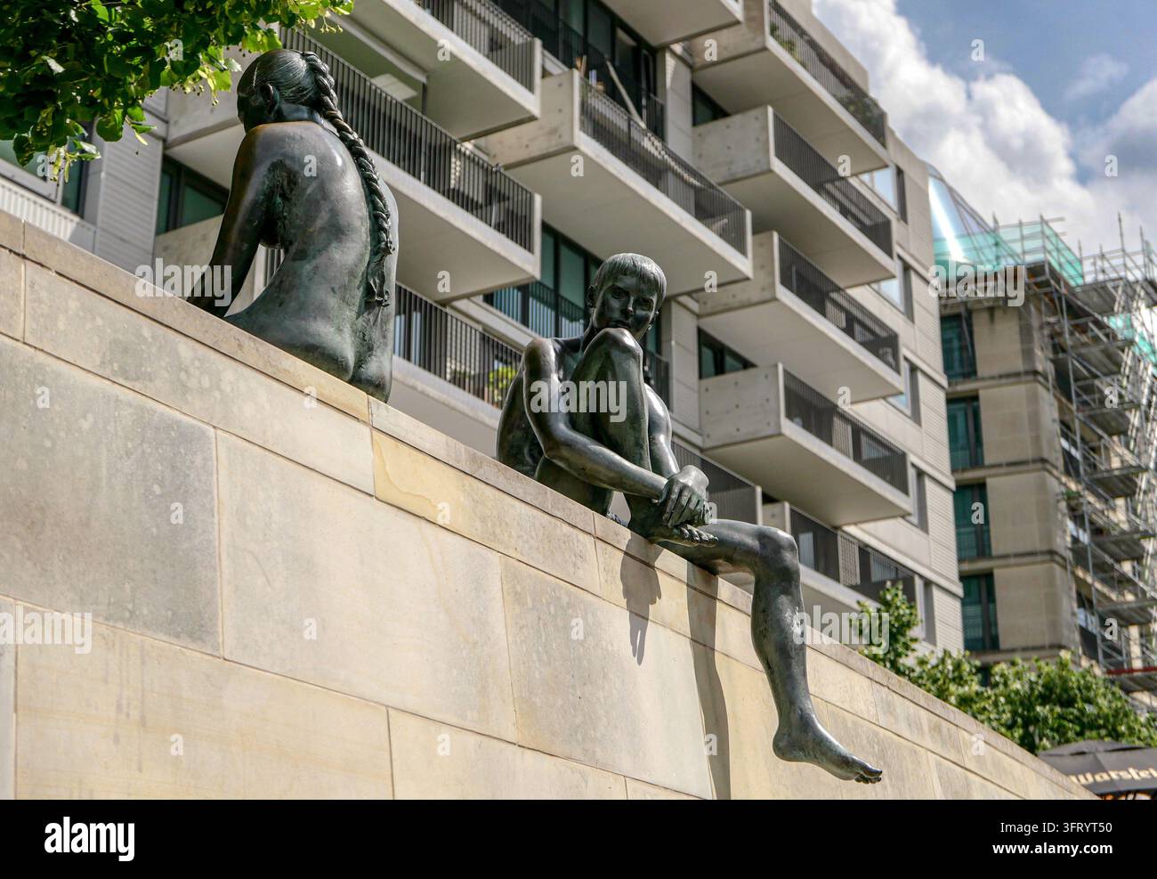 Germania, Berlino: gruppo di sculture a grandezza naturale "Tre ragazze e un ragazzo" (Drei Mädchen und ein Knabe) create dallo scultore Wilfried Fitzenreiter nel 1 Foto Stock