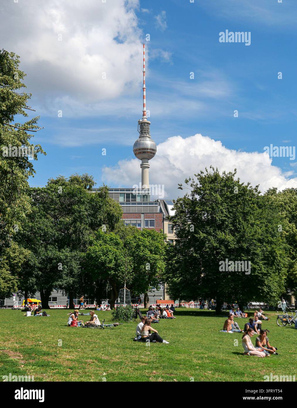 Germania, Berlino: atmosfera nel parco James Simon, nel quartiere di Berlin-Mitte (centro città), lungo la passeggiata che costeggia il fiume Spree, non fa Foto Stock