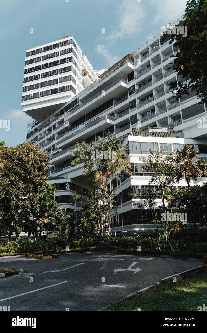 I blocchi residenziali esagonali impilati di The Interlace a Singapore sotto un cielo blu Foto Stock