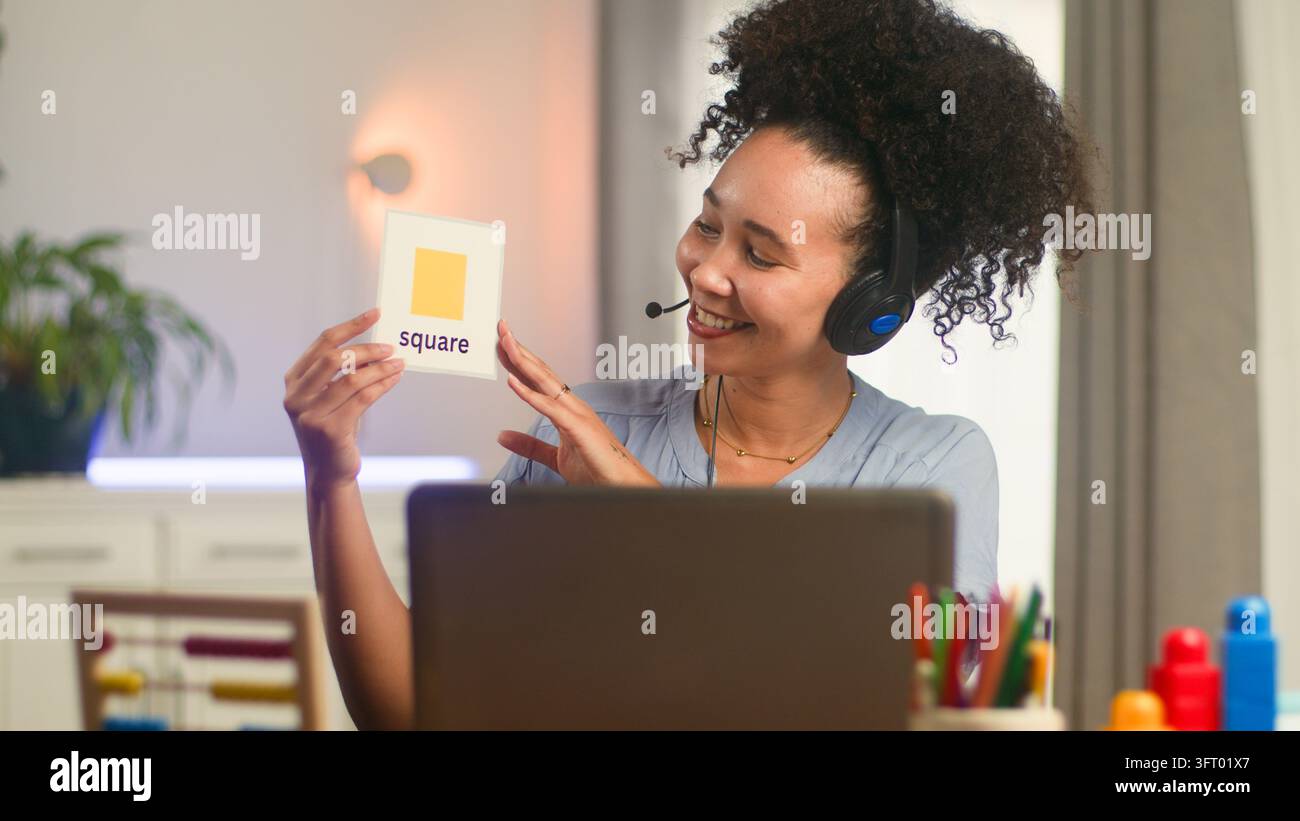 Insegnante insegna online con una scheda quadrata per l'apprendimento precoce Foto Stock