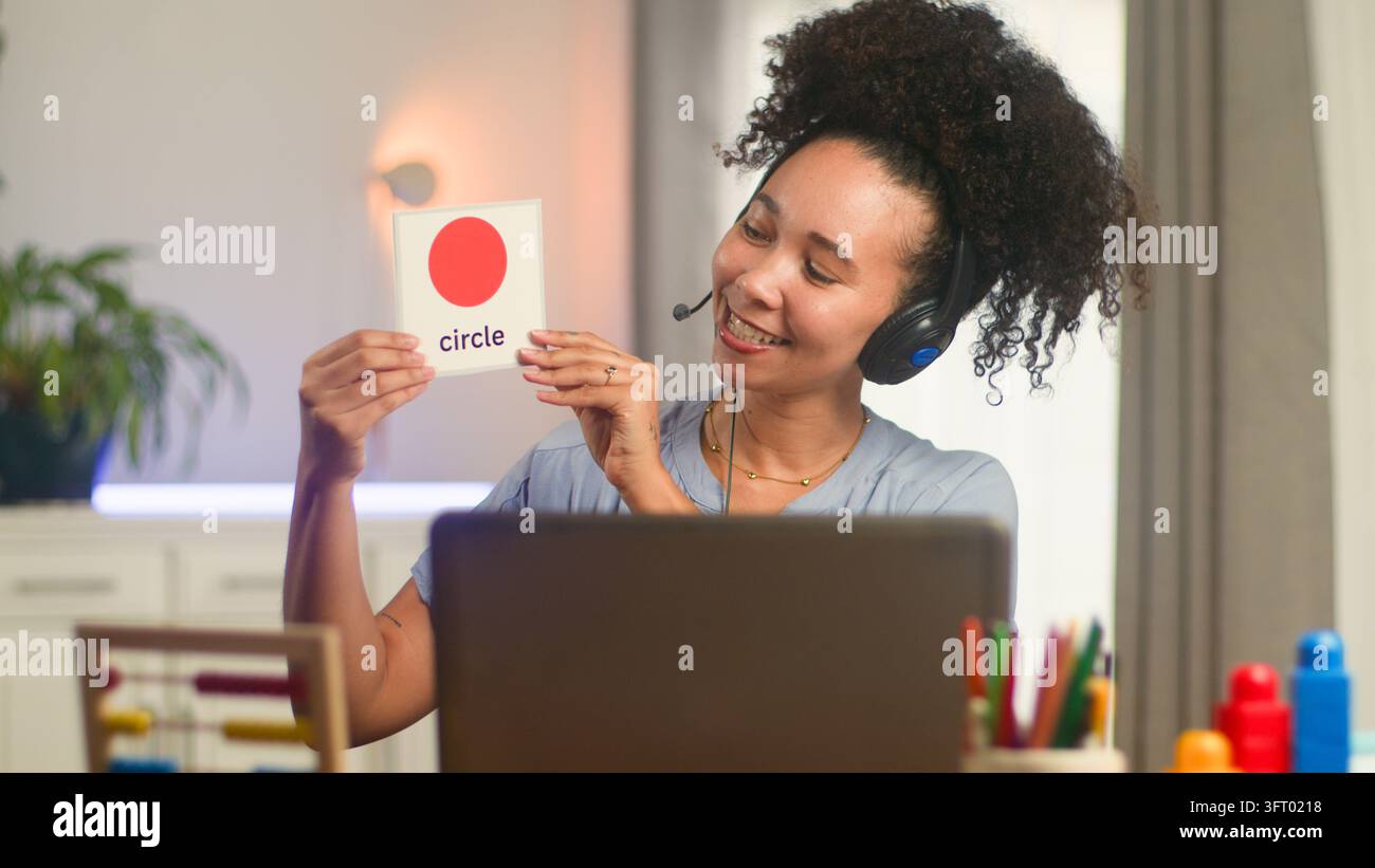 L'insegnante introduce una scheda flash circolare per il riconoscimento delle forme online Foto Stock