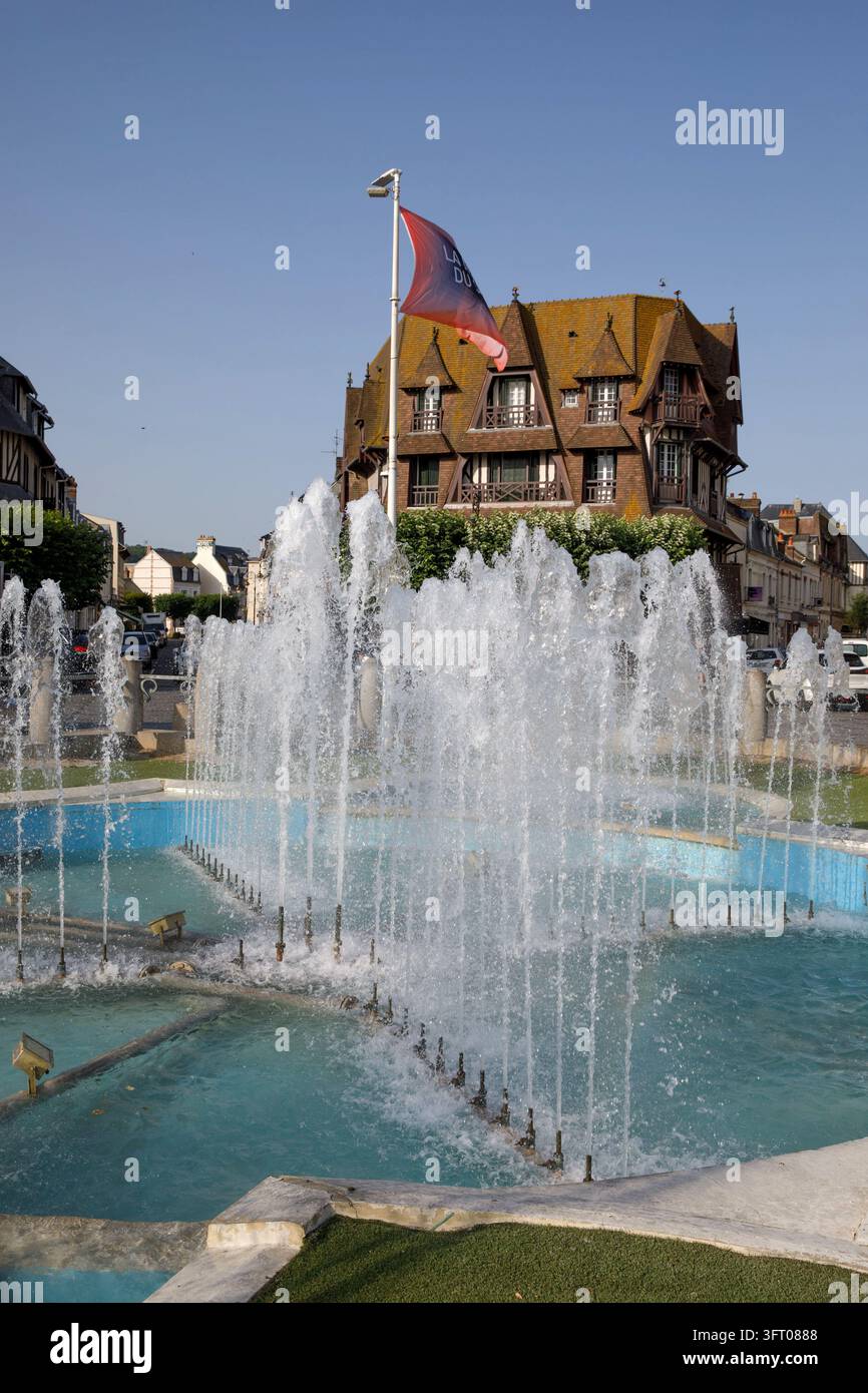 Francia, Normandia, Calvados, Côte Fleurie, Deauville, getti d'acqua su Place Morny Foto Stock