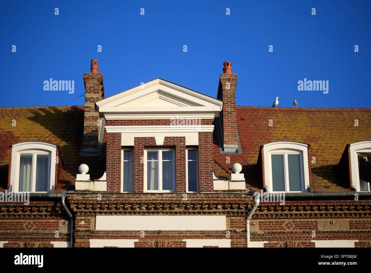 Francia, Normandia, Calvados, Côte Fleurie, Deauville, la penisola di Touques, molo degli yacht, marina e edifici residenziali Pierre and Vacances Foto Stock