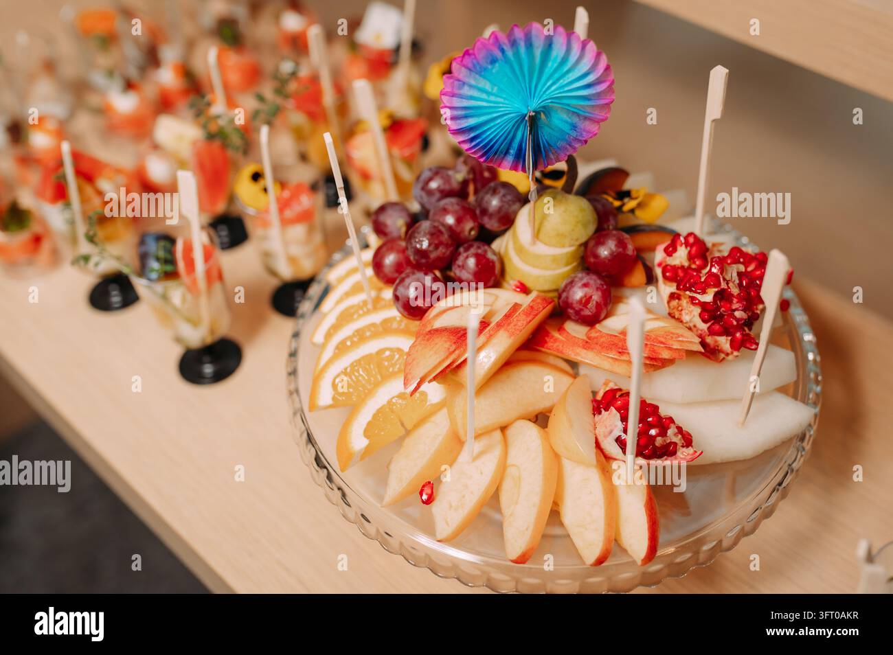 Vassoio di frutta fresca con mele, uva, pere e melagrana a un buffet Foto Stock