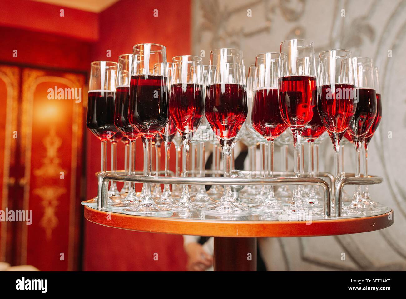 Eleganti bicchieri da vino pieni di vino rosso e rosé a un evento di lusso Foto Stock