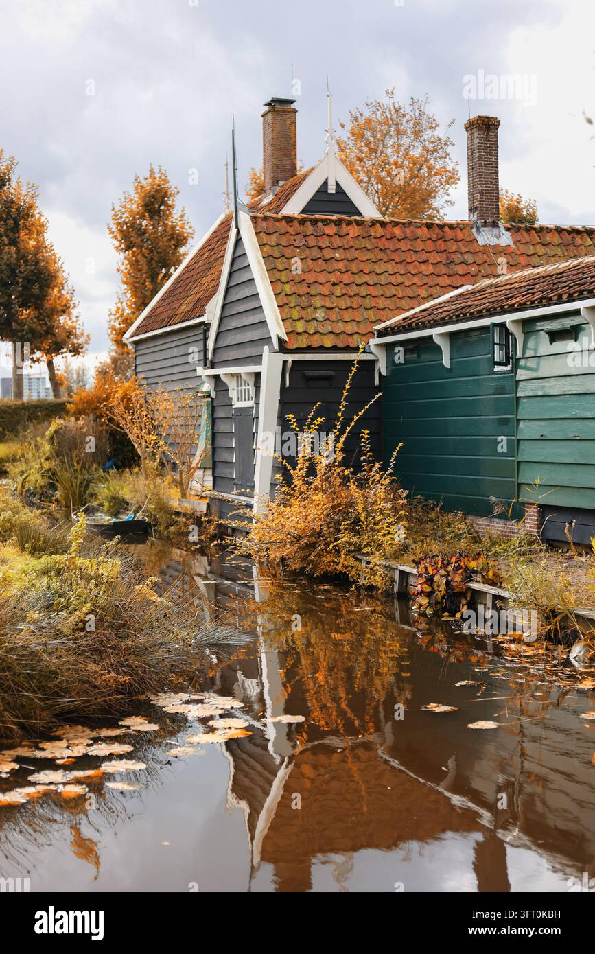 Residenza tranquilla sul lato del canale in autunno si adatta a immobili, stile di vita sostenibile e marketing della destinazione nei Paesi Bassi. Foto Stock