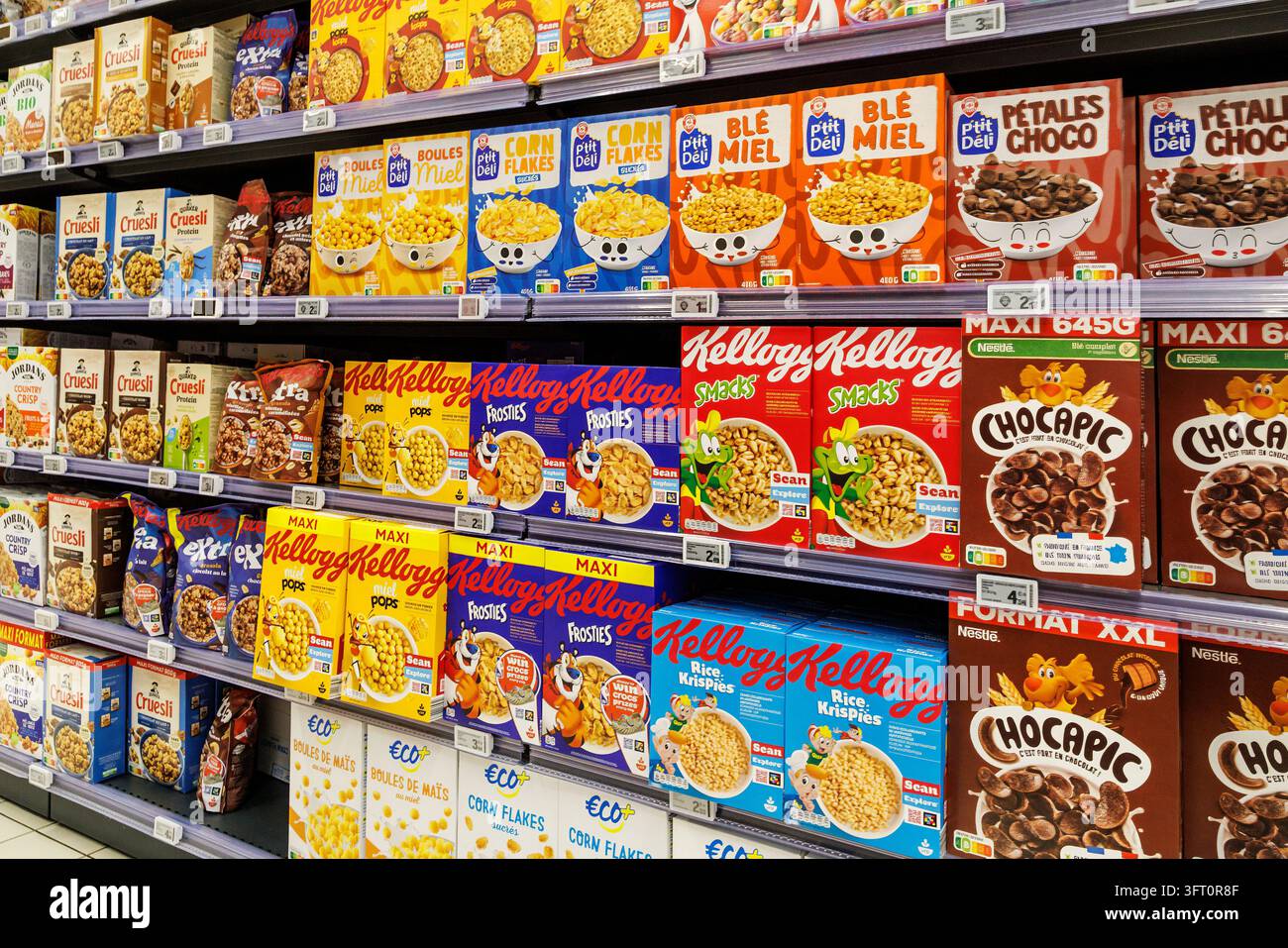 Scaffali di supermercato che vendono cereali per la colazione, Francia Foto Stock