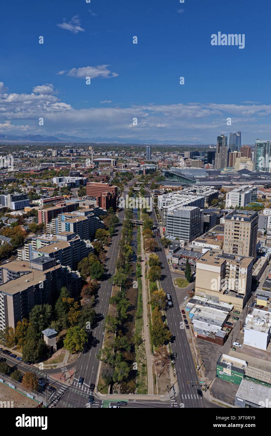 Vista aerea del paesaggio urbano di Denver con il sentiero Cherry Creek che attraversa la città, circondato da edifici moderni e grattacieli a D Foto Stock