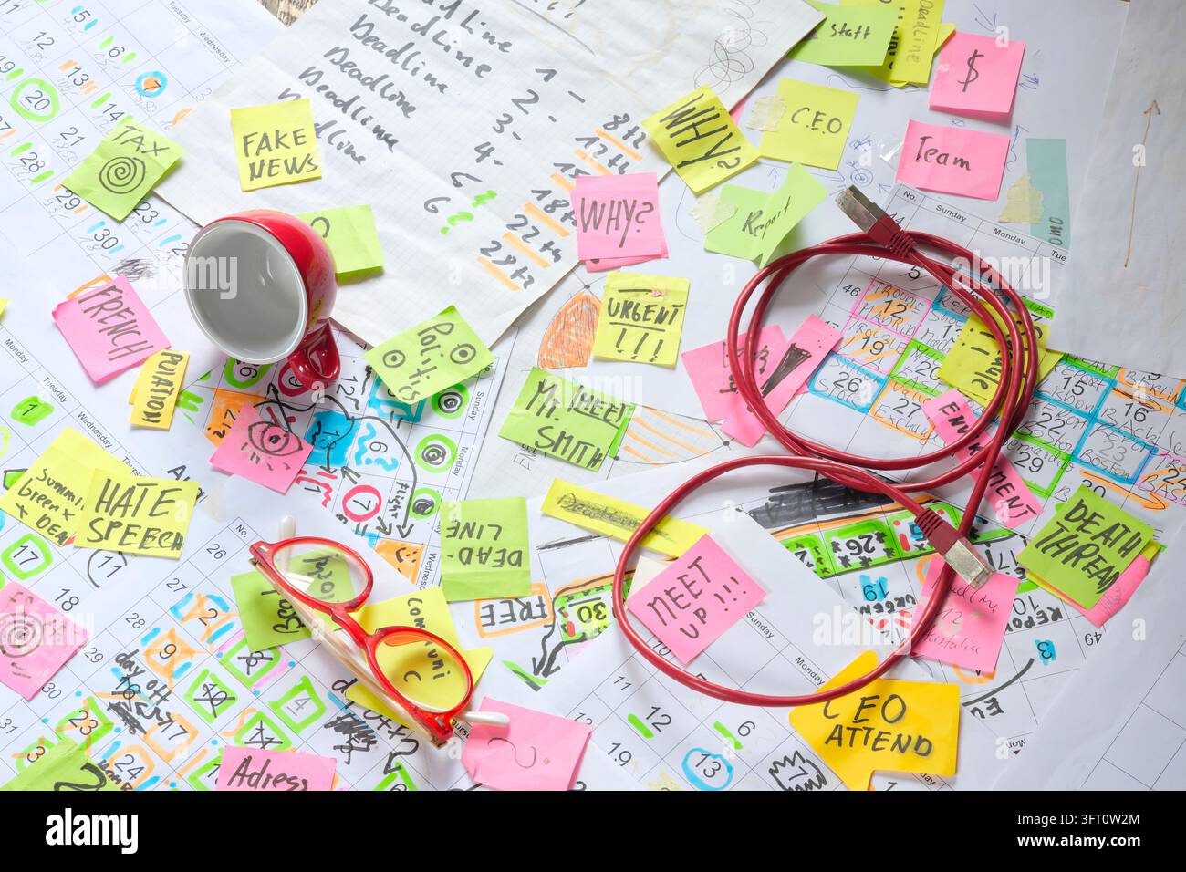 Fogli di calendario con appuntamenti e note, occhiali, cavo di rete e una tazza di caffè. Concetto aziendale, battere l'orologio, sovraccarico, burocrazia Foto Stock