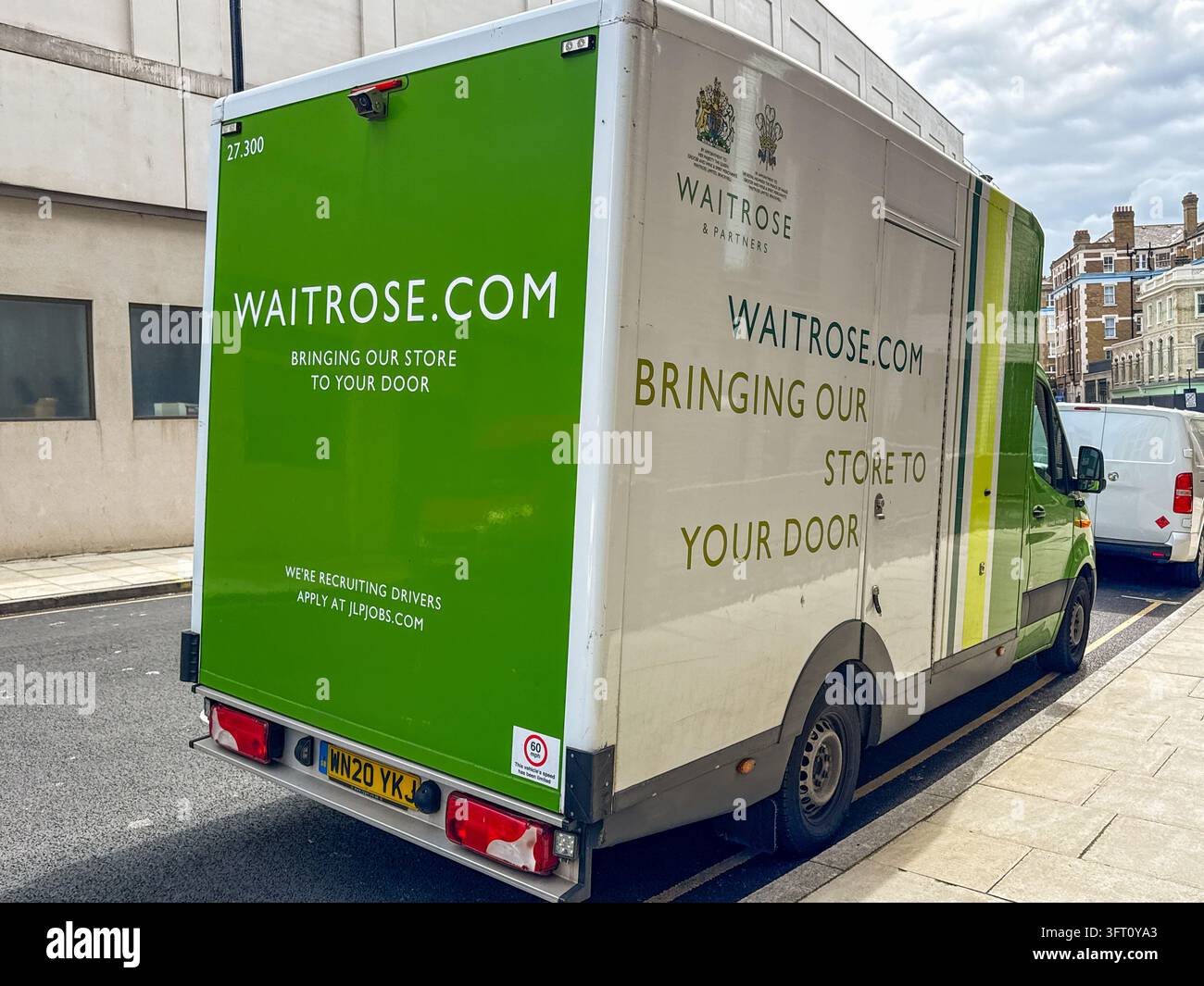 Londra, Inghilterra, Regno Unito - 15 maggio 2026: Vista ravvicinata di un furgone di consegna utilizzato dalla catena di supermercati Waitrose, che fa parte della John Lewis Partnership - Immagine stock catturata con smartphone
