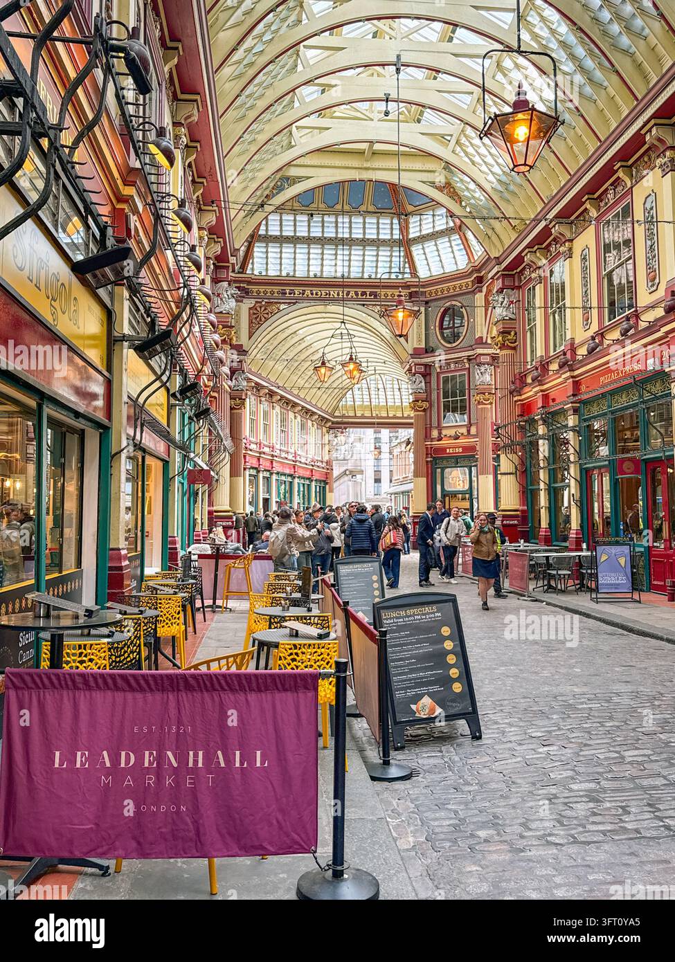 Londra, Inghilterra, Regno Unito - 15 maggio 2026: Vista interna del Leadenhall Market, protetto da un baldacchino ornato sopra gli edifici - Immagine stock catturata con smartphone