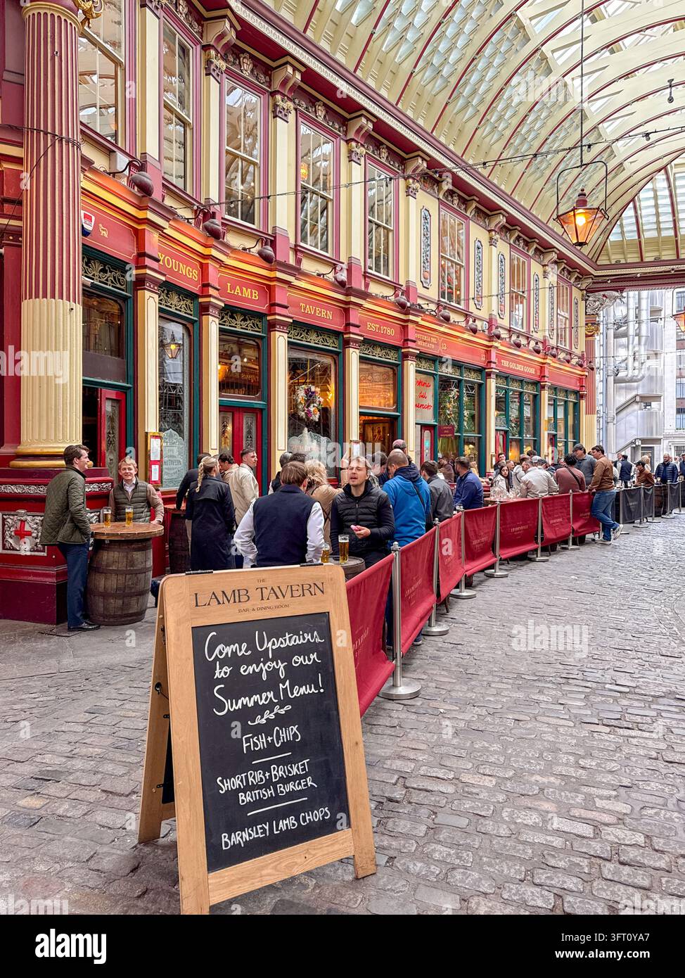 Londra, Inghilterra, Regno Unito - 15 maggio 2026: Il Lamb Tavern nel Leadenhall Market, coperto da un baldacchino ornato sopra gli edifici - Immagine stock catturata con smartphone