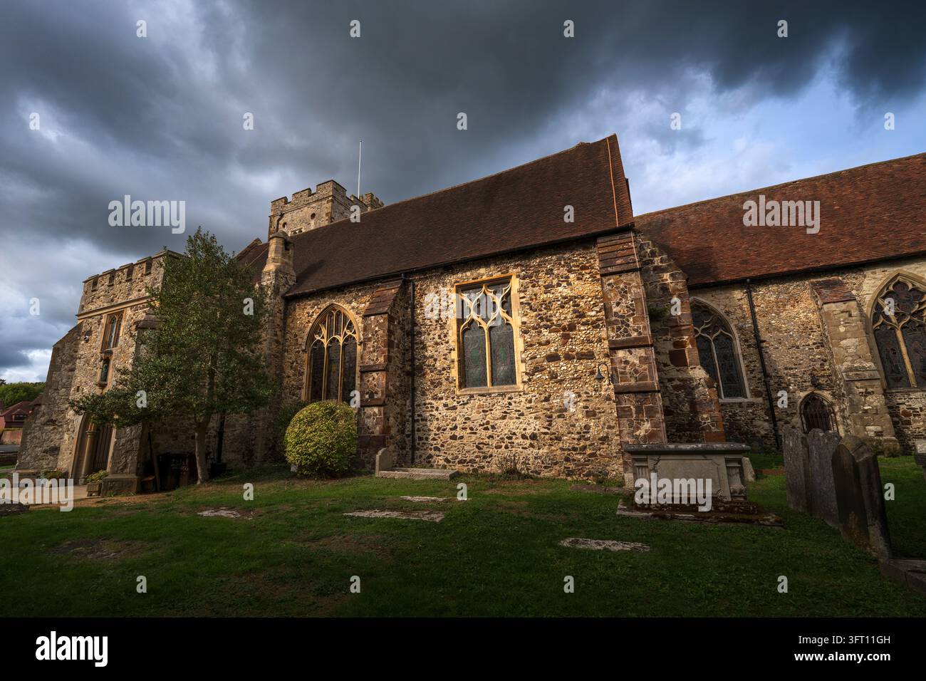 Luce drammatica su una chiesa di villaggio inglese Foto Stock