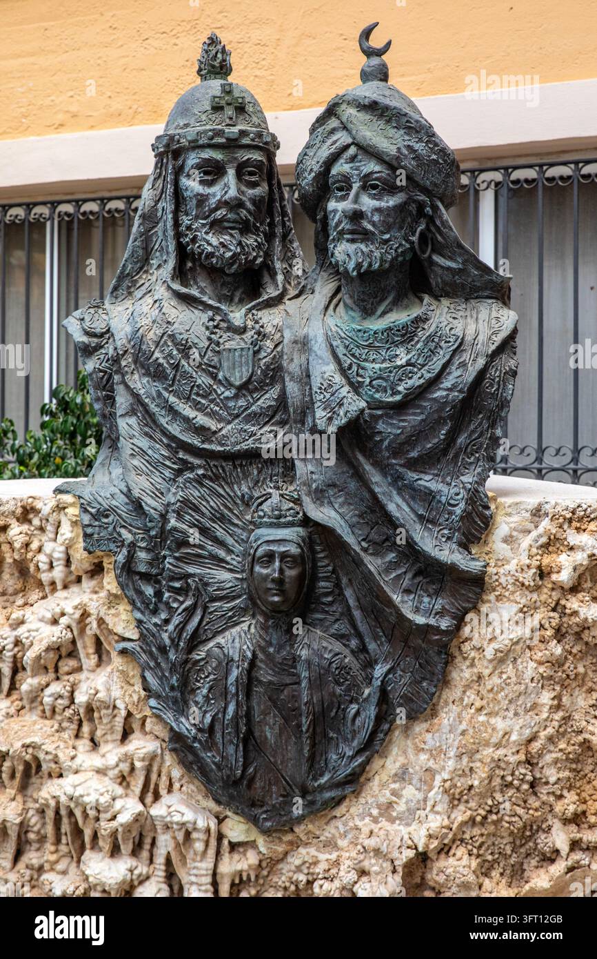 Vista della bella scultura Moors e Cristiani, chiamata Escultura Moros y Cristianos in lingua spagnola, situata nella città storica di Elc Foto Stock