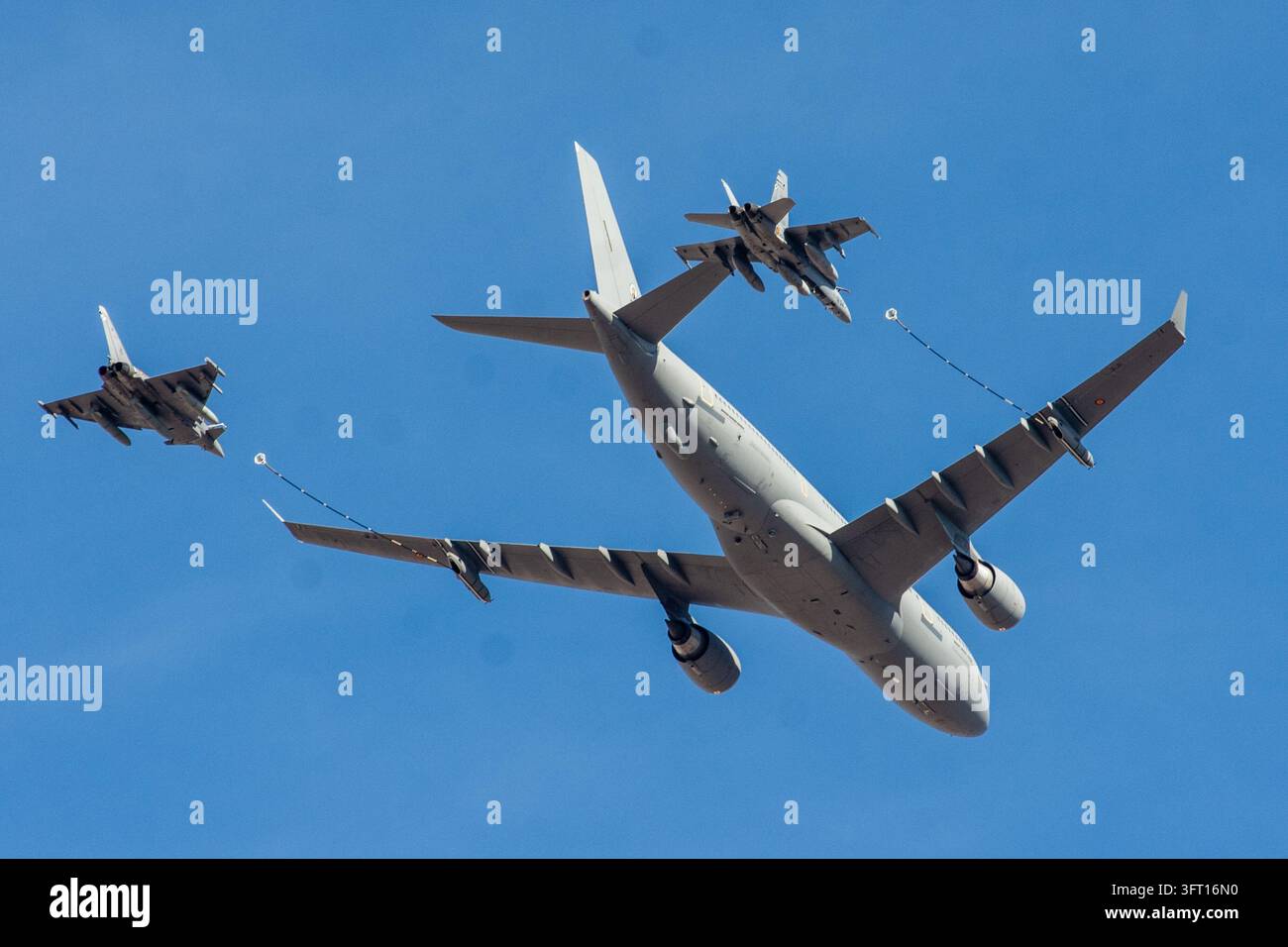 Madrid, Spagna. 12 ott., 2026. Madrid, Spagna, il 12 ottobre 2026. Un TK.24 (Airbus A330) dell'Ala 45, un C.15 (McDonnell Douglas F/A-18 Hornet) dell'Ala 12 e un C.16 (Eurofighter Typhoon) dell'Ala 11 volano in formazione durante le celebrazioni per il Giorno Nazionale della Spagna. (Foto di Francesco Militello Mirto/NurPhoto) Credit: NurPhoto SRL/Alamy Live News Foto Stock
