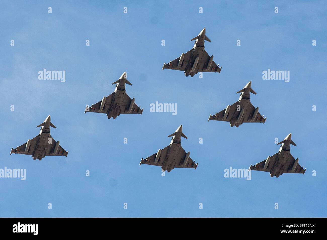 Madrid, Spagna. 12 ott., 2026. Sei aerei C.16 (Eurofighter Typhoon) di Ala 11 e Ala 14 volano in formazione durante le celebrazioni per la Festa Nazionale della Spagna a Madrid, Spagna, il 12 ottobre 2026. (Foto di Francesco Militello Mirto/NurPhoto) Credit: NurPhoto SRL/Alamy Live News Foto Stock
