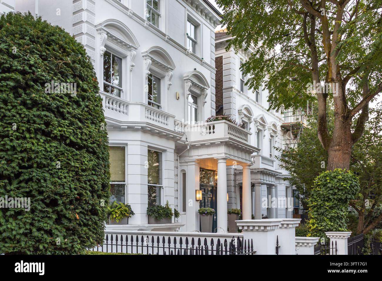 Facciata di townhouse bianca con portico classico Foto Stock