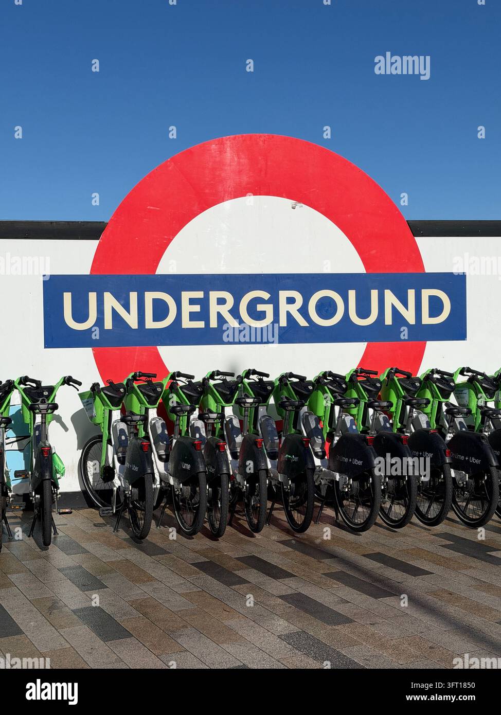 Biciclette Lime parcheggiate vicino alla Battersea Power Station nel centro di Londra. Le biciclette sono dotate di un sistema di assistenza al pedale che si attiva mentre si pedala. - Immagine stock catturata con smartphone