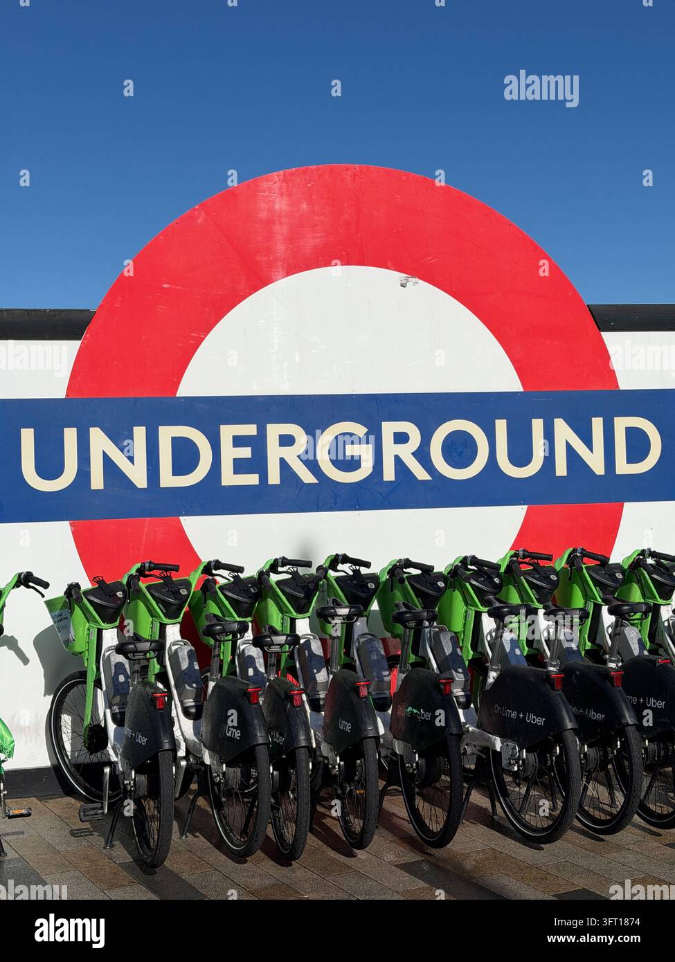 Biciclette Lime parcheggiate vicino alla Battersea Power Station nel centro di Londra. Le biciclette sono dotate di un sistema di assistenza al pedale che si attiva mentre si pedala. - Immagine stock catturata con smartphone