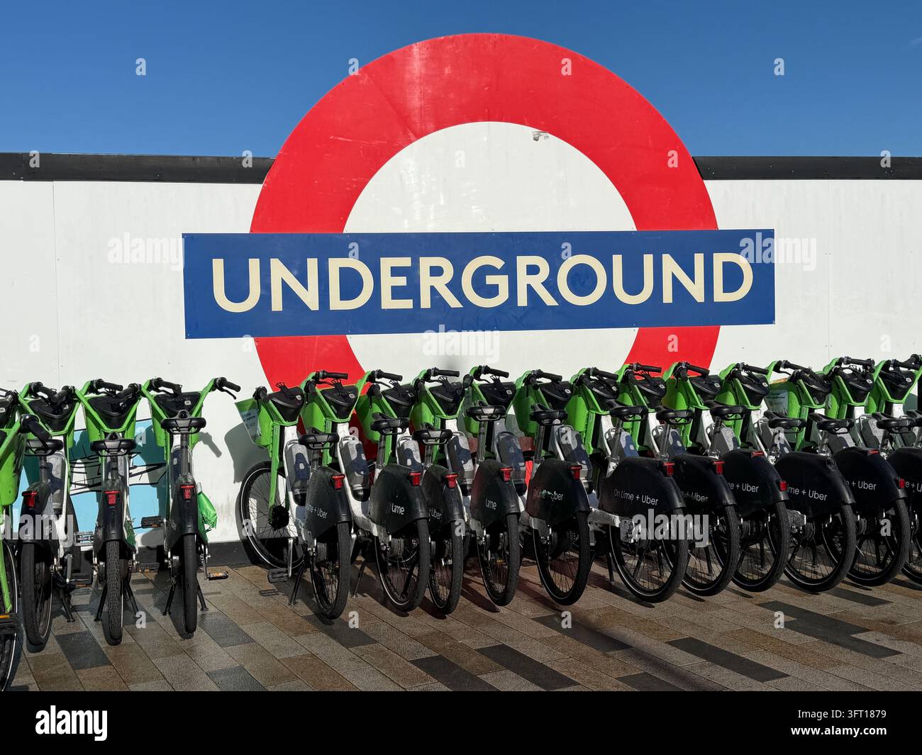 Biciclette Lime parcheggiate vicino alla Battersea Power Station nel centro di Londra. Le biciclette sono dotate di un sistema di assistenza al pedale che si attiva mentre si pedala. - Immagine stock catturata con smartphone